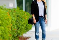 Effortless Ways To Dress Up Basic Jeans And Tee